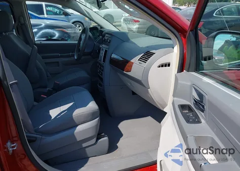 2010 Chrysler Town & Country Lx z USA, uszkodzony, nr VIN 2A4RR4DE7AR137920